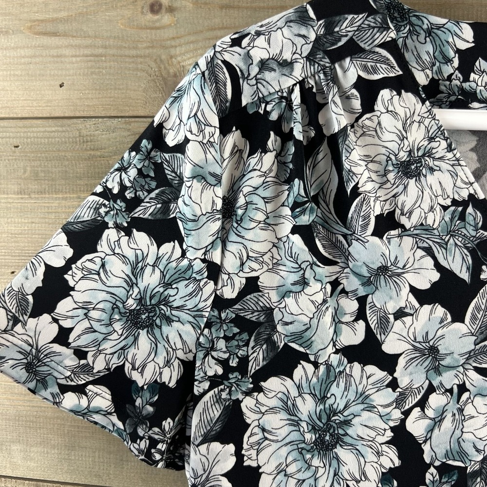 Karl Lagerfeld Womens Shirt Short Sleeve Blouse Vneck Floral Size Medium - Picture 4 of 8